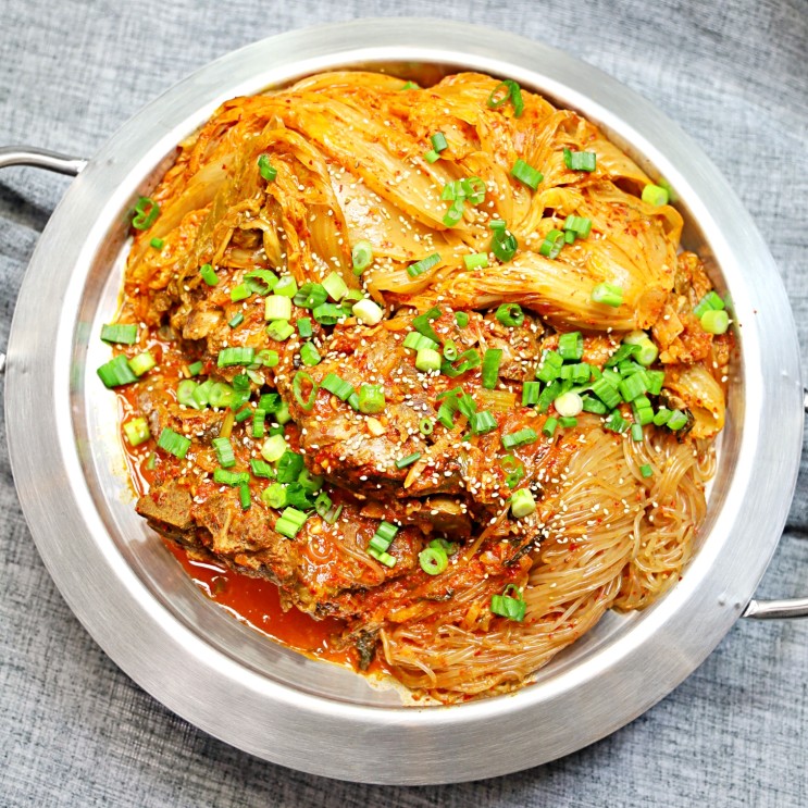 [돼지등뼈김치찜]김치요리 묵은지 등뼈찜 맛깔나는 돼지등뼈찜