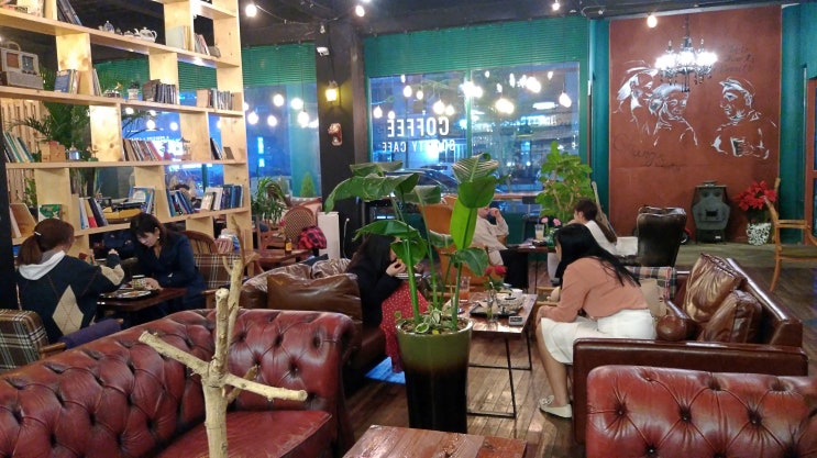  프렌즈의 Central Perk 같은 목포 카페 커피창고로