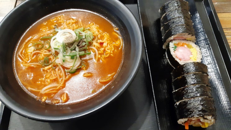 만년과장의 런치, 마녀김밥 시청점의 핫도그김밥과 마녀라면 만년과장의 런치, 마녀김밥 시청점의 핫도그김밥과 마녀라면