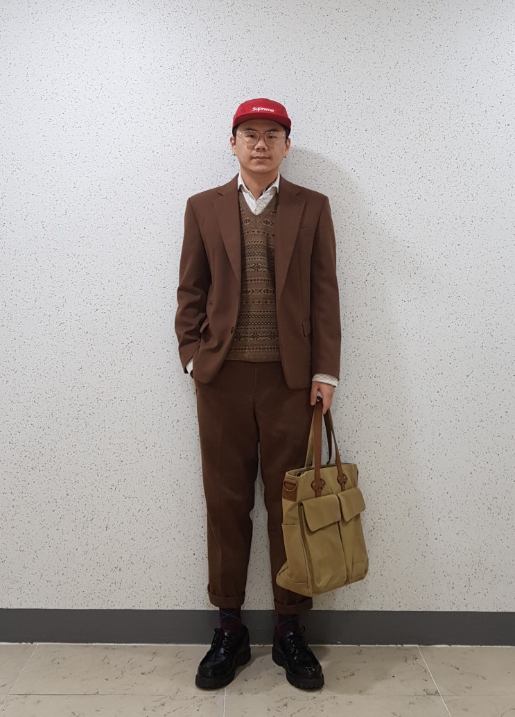  겨울코디 남자프레피룩187 브라운수트 페어아일니트 슈프림캠프캡 부기홀리데이