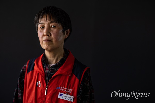 욕먹고 마늘 깠던 요양보호사의 고백 "우린 아줌마가 아니다" 욕먹고 마늘 깠던 요양보호사의 고백 "우린 아줌마가 아니다"