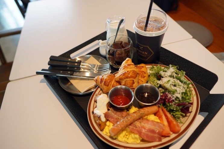  행궁동 브런치 카페 메이븐(cafe MAVEN) 1층부터 4층 루프탑까지 멋있어서 사진 찍기 좋아요.