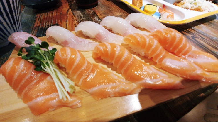  연어초밥이 살살 녹았던 동대문역사문화공원역맛집 스시덴고쿠 동대문현대아울렛점