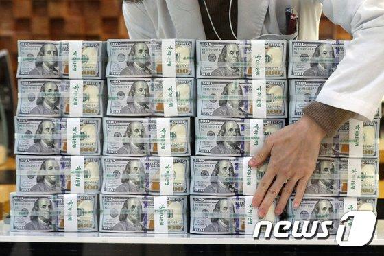 벌떼처럼 몰려드는 ‘달러보험’… 금감원, 실태조사 나선다 벌떼처럼 몰려드는 ‘달러보험’… 금감원, 실태조사 나선다