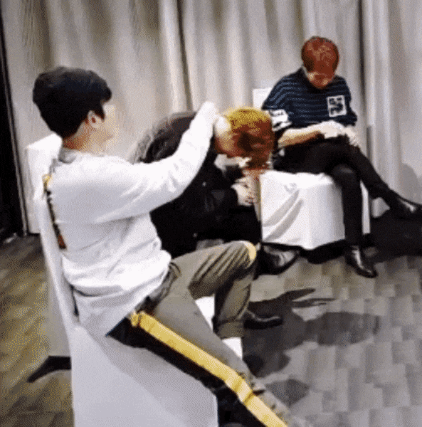[EXO/Baekhyun/Xiumin] Healing Memes for EXO-Ls: Baekhyun Getting Annoyed with Minseok Hyung While Gaming