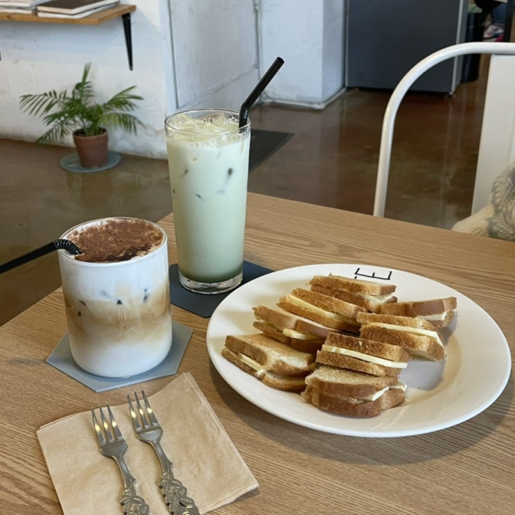  동해카페  앨리(ALLEY), 빌라촌 속 숨어있는 작은 카페 / 아기자기 편안한  분위기 / 혼자 시간 보내기에도 딱 !