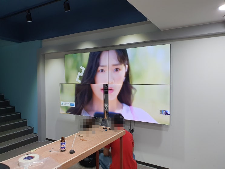  TV 사이니지 모니터 4대를 한화면처럼 구성한 비디오월