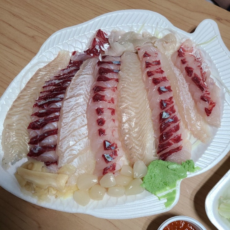  날 것 그대로 활어회 지금 제철회는 숭어