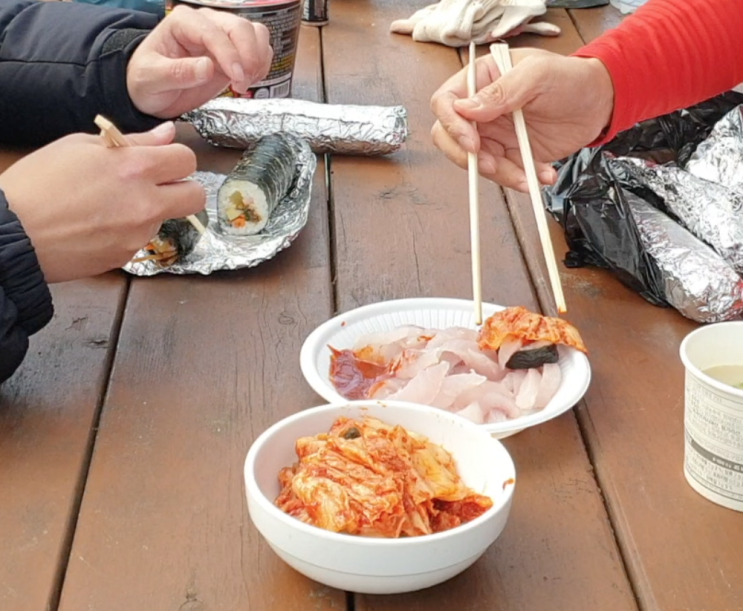  바다좌대낚시 특별한 준비물(묵은지, 김밥 2줄) 우럭삼합을 먹다