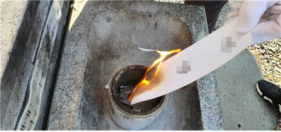 코로나 시대에도 '무연고자' 장례식장엔 사람 사는 이야기가 있습니다 코로나 시대에도 '무연고자' 장례식장엔 사람 사는 이야기가 있습니다
