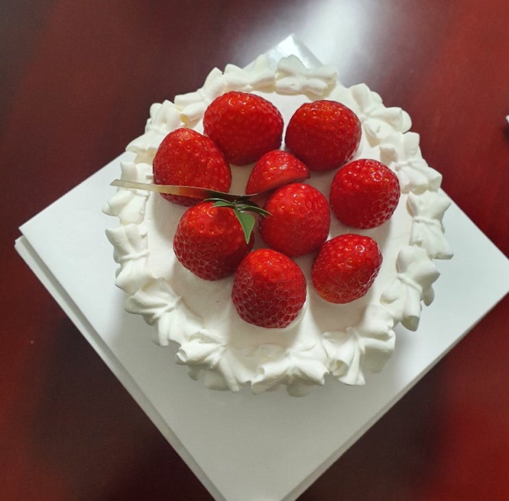 [대구 효목동]파리바게트 '시그니처 생딸기 가득 우유생크림 케이크' 가격과 맛?