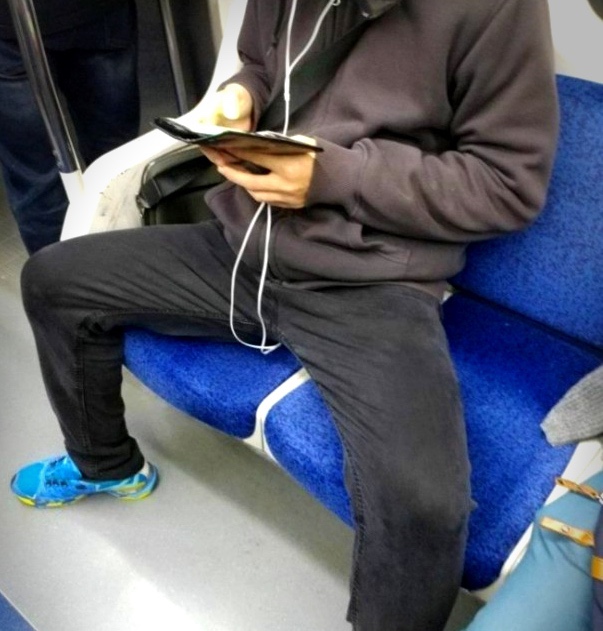 “쩍벌남” 저도 남자지만 진짜 꼴불견이죠. ‘쩍벌남’에게 경고하는 바지로 보내는 메시지