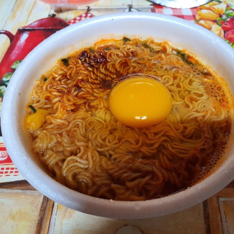 육개장사발면 맛있게 물양과 날계란 한알 최고에요