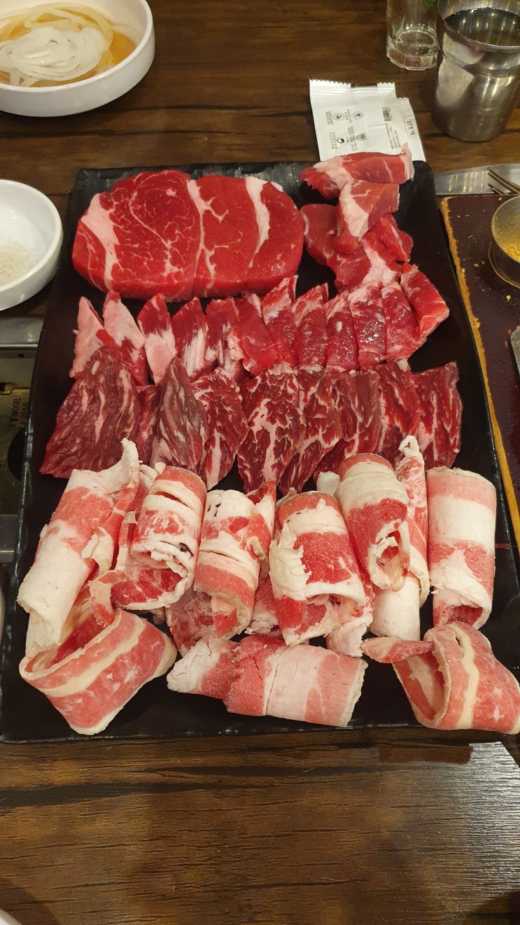  [생고기 제작소 망원점] 가볍지 않지만 가볍게 먹을 수 있는 무한리필 망원동 고기집