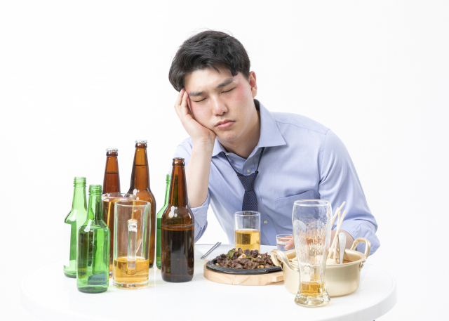 ‘코로나 혼술’도 지나치면 알코올 중독된다
