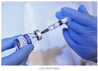 코로나 백신으로 보는 외교와 민주주의