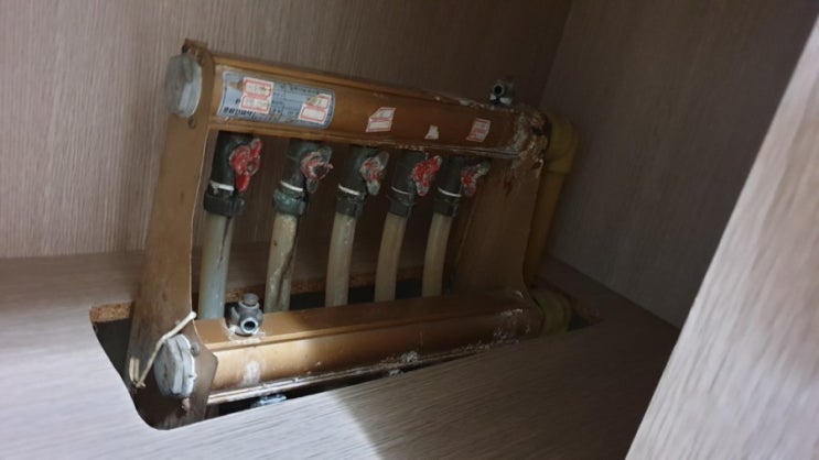  용봉동유창  보일러교체후 난방순환불량으로인한 경동보일러 과열에러발생 원인은 알루미늄분배기노후로인한  막힘증상 20 년이상된분배기 상태가넘안좋네요