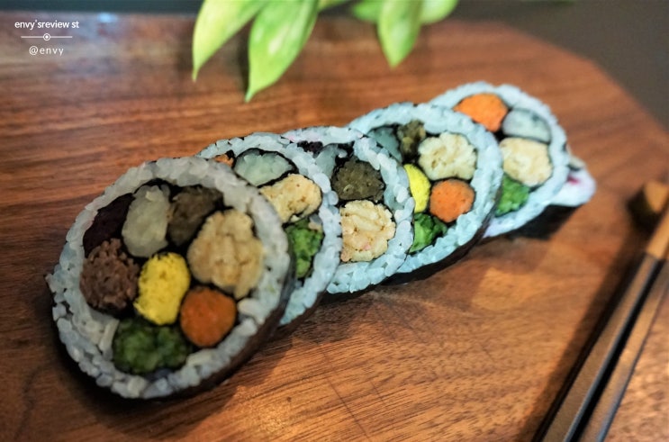 도리깨침으로 집에서 꽃김밥이 피어났어요.