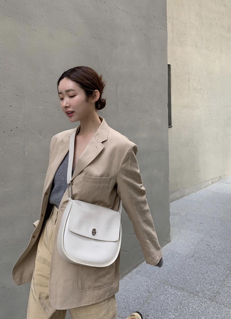  차정원 인스타그램패션(오스트카카 아이보리 호보백,르메르 자켓)
