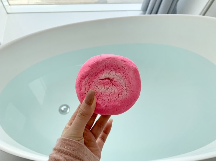  러쉬 입욕제 러쉬 스노우페어리롤 달콤한 향기에 취해요:)