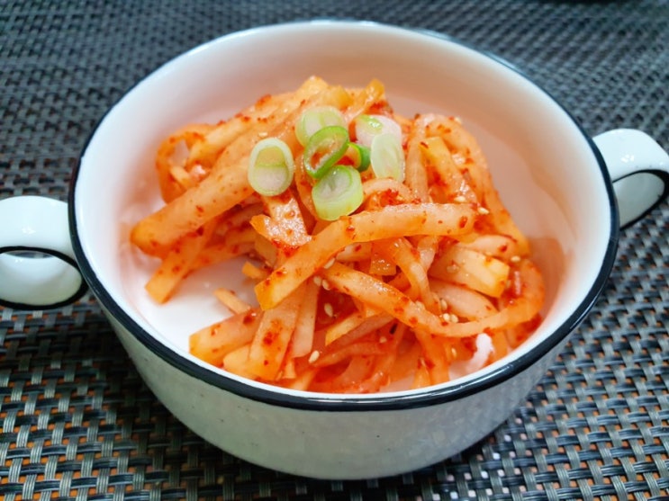  입맛돋우는 동치미무 무침