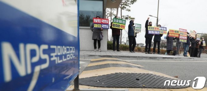 국민연금, 공매도 등판?…'시장영향 적다' vs '주가하락 주범' 국민연금, 공매도 등판?…'시장영향 적다' vs '주가하락 주범'