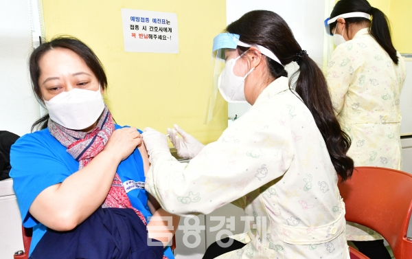 백신공포 속 부작용 보험 출시하는 아시아 생명보험사들 … 한국은? 백신공포 속 부작용 보험 출시하는 아시아 생명보험사들 … 한국은?