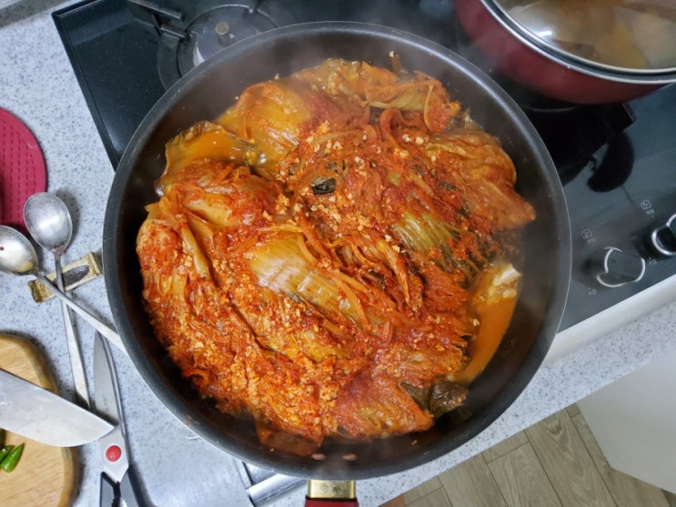  입맛 없을 때 만들어 먹기 좋은  초보 등갈비 김치찜 (치킨스톡)