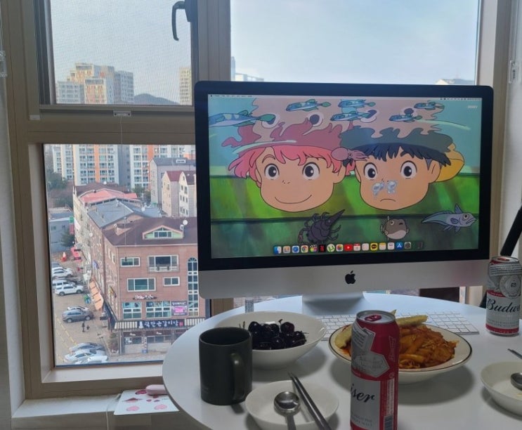  20210304 혹시 엄마아빠가 마중나왔을까봐 무작정 손 흔들던 아이
