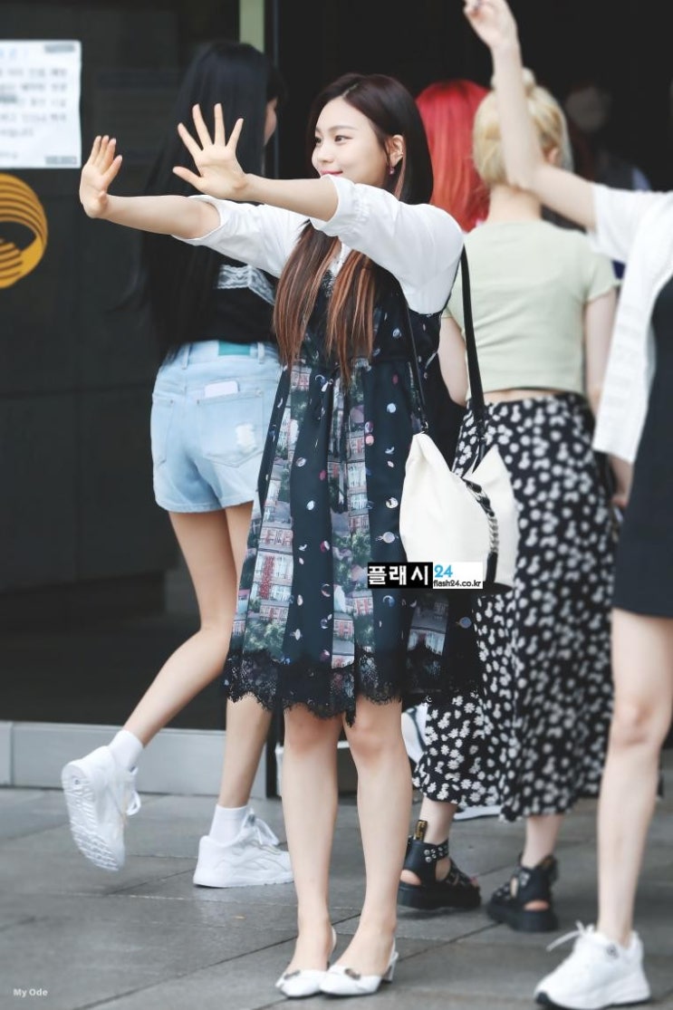  여자친구 엄지 여친룩 ㅓㅜㅑ