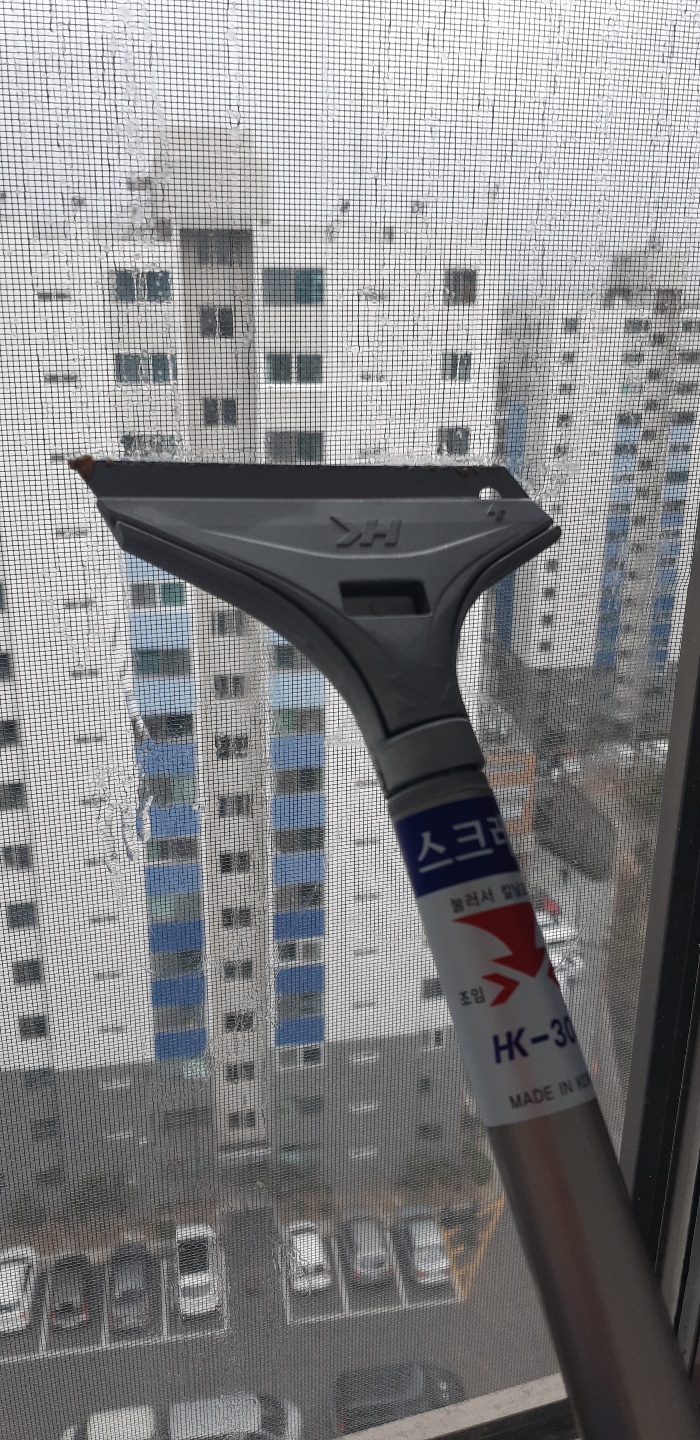  베란다 유리에 붙은 테이프 끈끈이 제거하기 (스티커 제거제+칼스크레퍼)