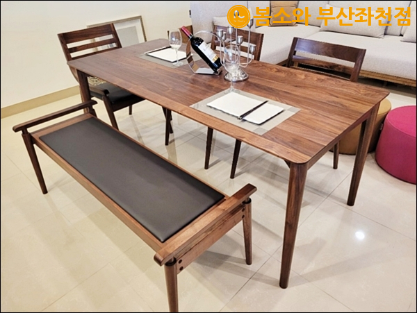  좌천동 부산원목식탁 4인6인 고풍스러운 부엌