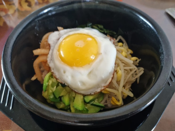  고소하고 뜨거워서 더 맛있는 돌솥비빔밥