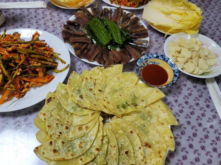  지유네 가족 모임 2차.(비빔만두, 과메기, 황금배추, 미나리 부침개)