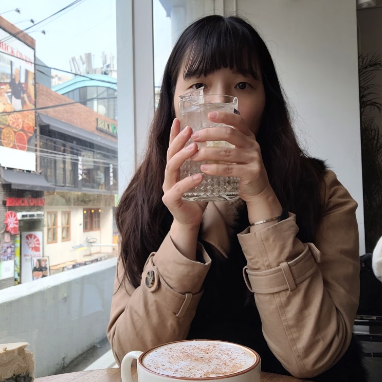  강남역디저트카페 썸띵어바웃커피에서 봄의 시나몬가루향의 카푸치노 우유거품