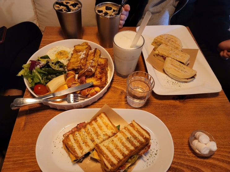  맛있는 브런치와 분위기를 한번에 느낄 수 있는 수유 4.19카페 미즐