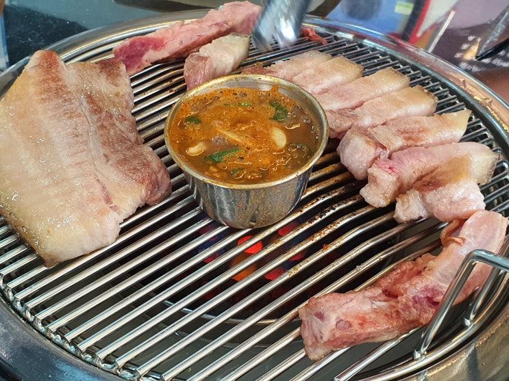  [제주, 더한근] 흑돼지오겹살 연탄구이에 와인 한 잔