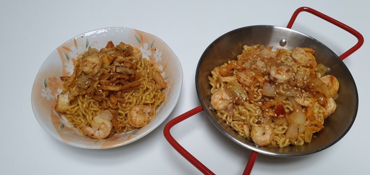점심메뉴 라면볶음과 김치오징어부침개