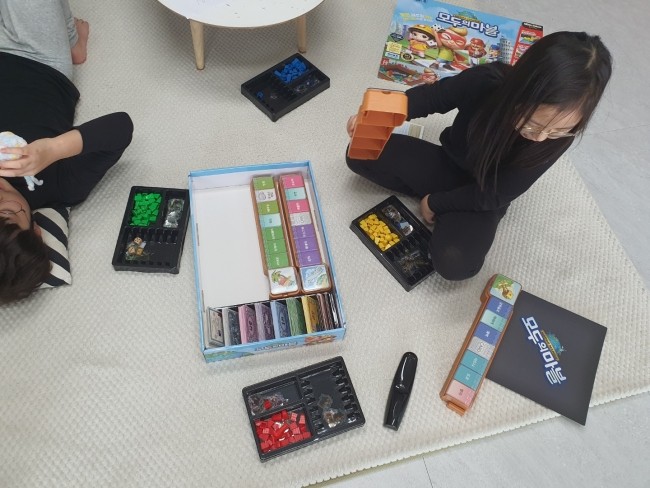  주말에 집에서 아이들과 함께 보드게임  모두의 마블 메가 디럭스 했습니다. 