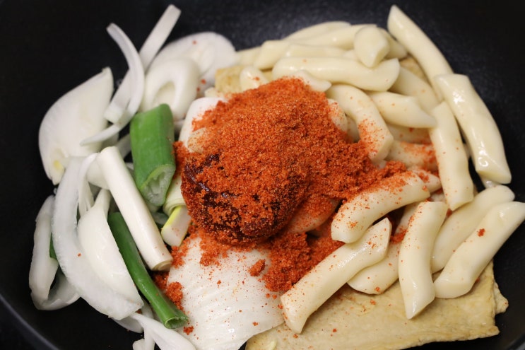  [제이키친 오리지널 떡볶이 (기본 밀떡)] 맛은 그럭저럭 평범했지만 어묵 수준이 너무 형편없었던 분노의 시식 후기 (2021.03.06)