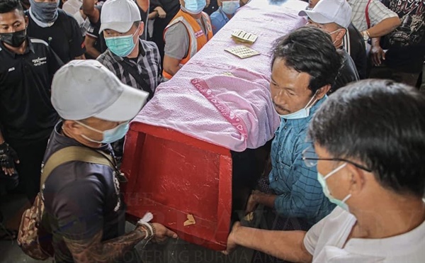 미얀마 '태권소녀' 장례식에 수천명... 승려들이 앞장 미얀마 '태권소녀' 장례식에 수천명... 승려들이 앞장