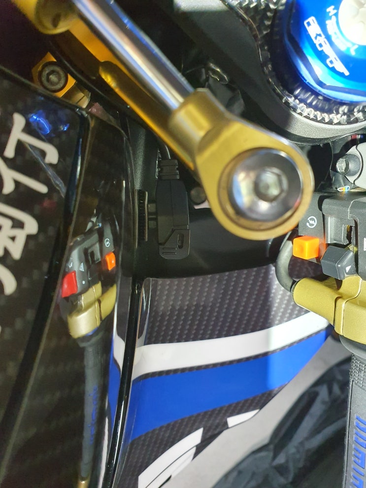 GSX-R1000R 2018 - 데이토나 USB 위치 변경