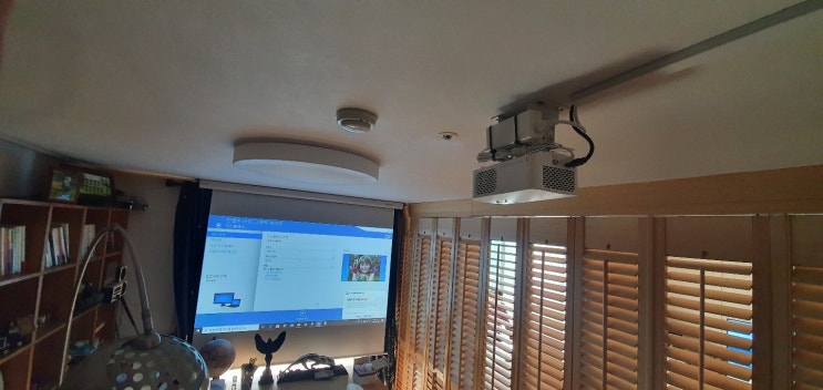 잠실 아파트 안방or서재방 LG HF60LA 빔프로젝터 스크린 설치