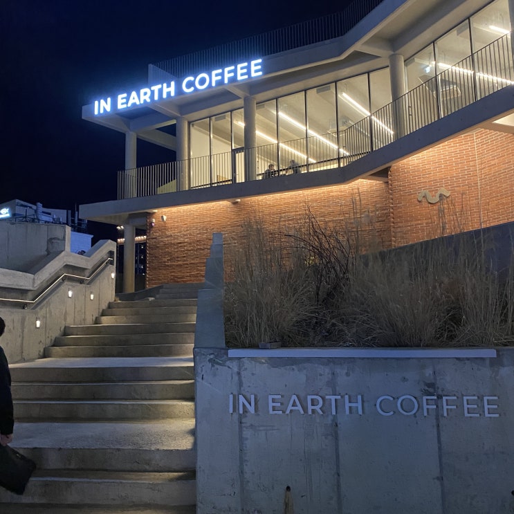  울산 일산지 해수욕장 인테리어 예쁜 포토존 까페 인 얼스 커피 in earth coffee 아이폰 야간모드 촬영