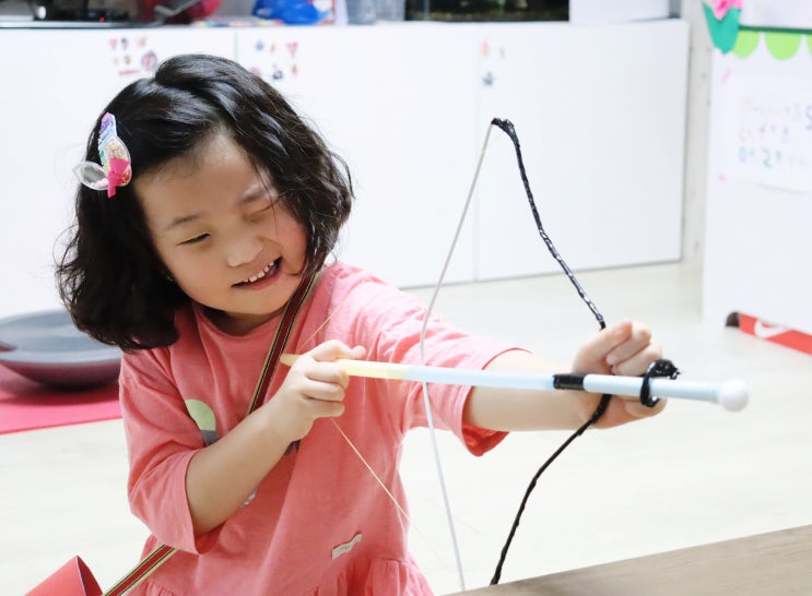  엄마표놀이 : 옷걸이를 이용한 양궁놀이 옷걸이화살