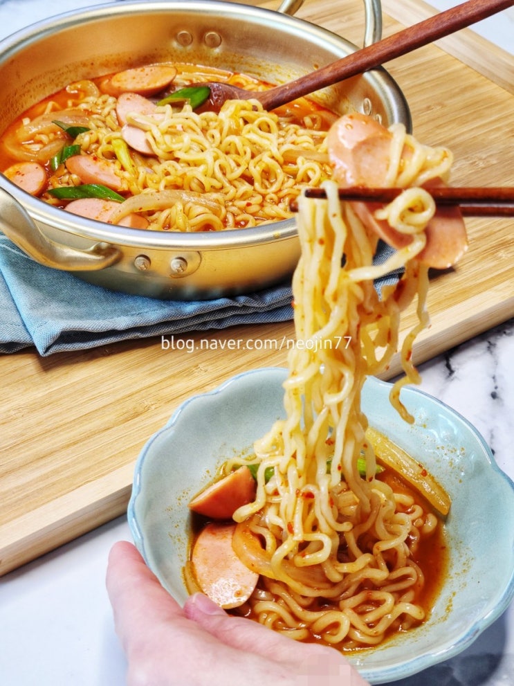 간편 부대찌개라면 햄만 있으면 끓일수있네! 간편 부대찌개라면 햄만 있으면 끓일수있네!