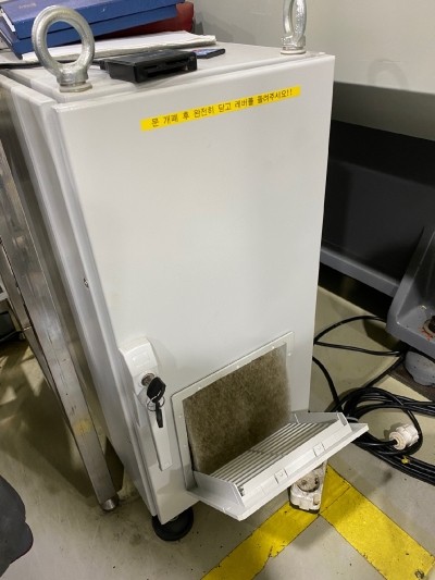 케이스 스터디 1 : 필터 팬을 이용한 오픈루트 제어함 냉각에서 외기의 미세먼지, 절삭칩 및 이물질을 제거하는 필터링의 중요성-PFB 32000 & PFBA 30000 필터 팬과 배기 필터 적용사례