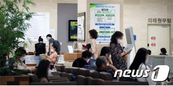 40세 미만은 4세대 실손보험이 유리… 고령 질환자는 유지해야 40세 미만은 4세대 실손보험이 유리… 고령 질환자는 유지해야