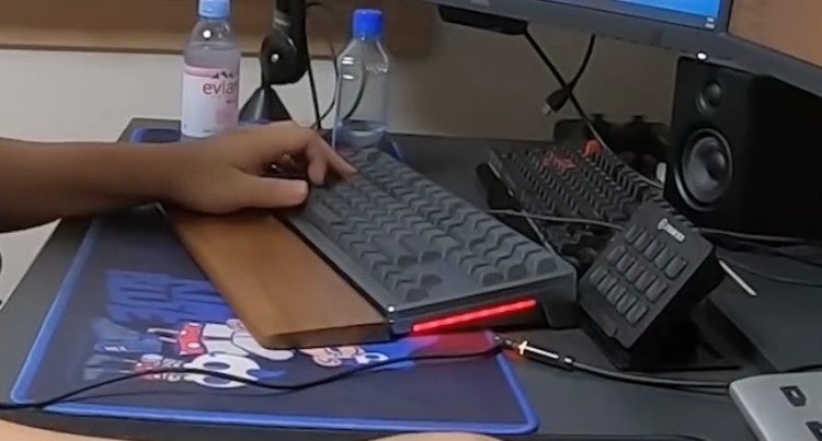 배그 김블루 장비를 알아보자 (본체,키보드, 마우스, 모니터) : 네이버 블로그 배그 김블루 장비를 알아보자 (본체,키보드, 마우스, 모니터) : 네이버 블로그