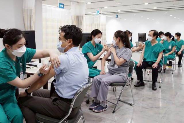 코로나 백신 접종 후 이상증상...누적 사망신고 9명 논란